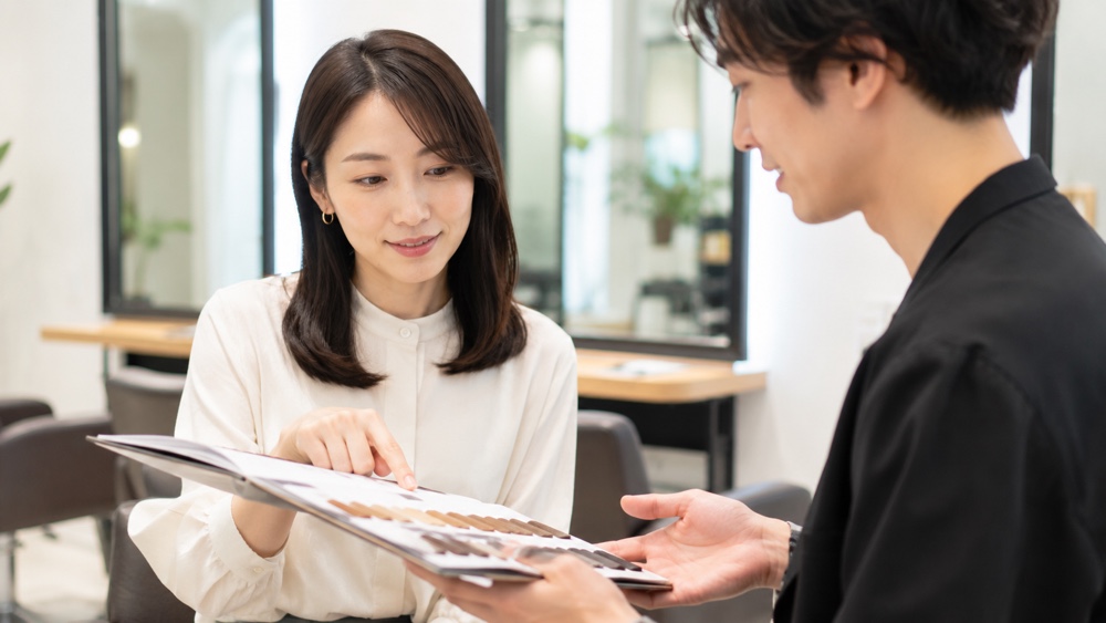 ヘアカラーした髪の女性