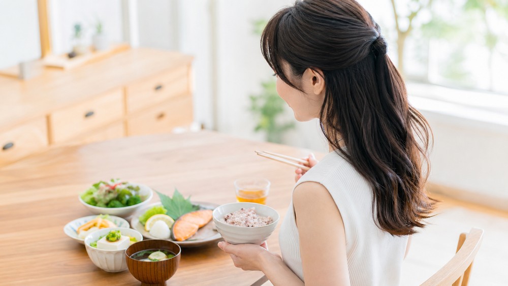 夏にバランスのよい食事をとる女性