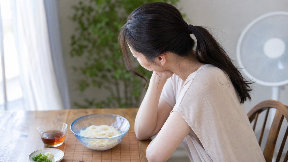 夏バテで食欲が落ちた女性とそうめん