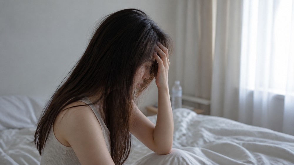 暑い夜の寝不足で疲れた女性