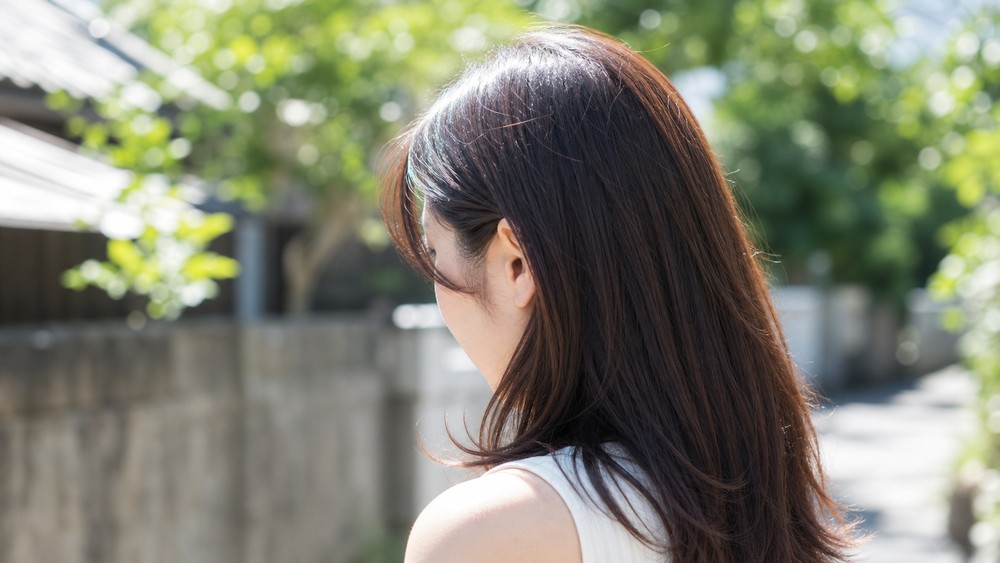 夏の日差しを浴びる女性の髪と頭皮