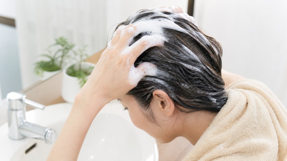 頭皮を指の腹でやさしく洗う女性