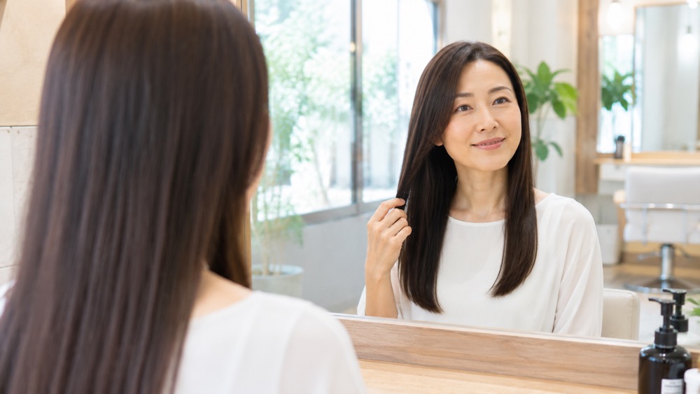 サロンでツヤのあるストレートヘアに仕上がった女性