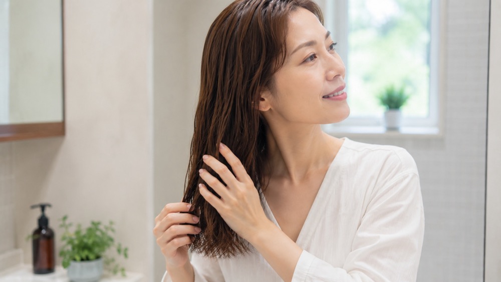 洗面台に並んだヘアケアボトルとヘアオイル