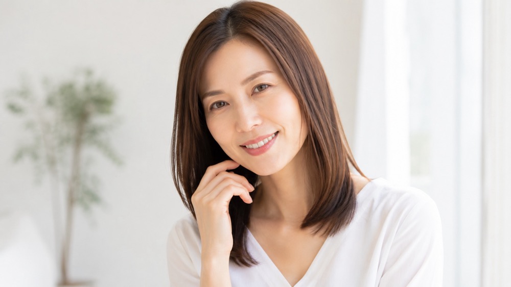縮毛矯正でキレイに伸ばせて笑顔の女性
