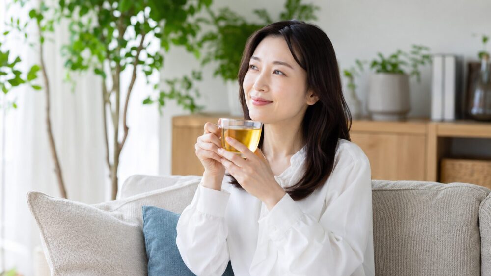 リラックスしてお茶を飲む日本人女性