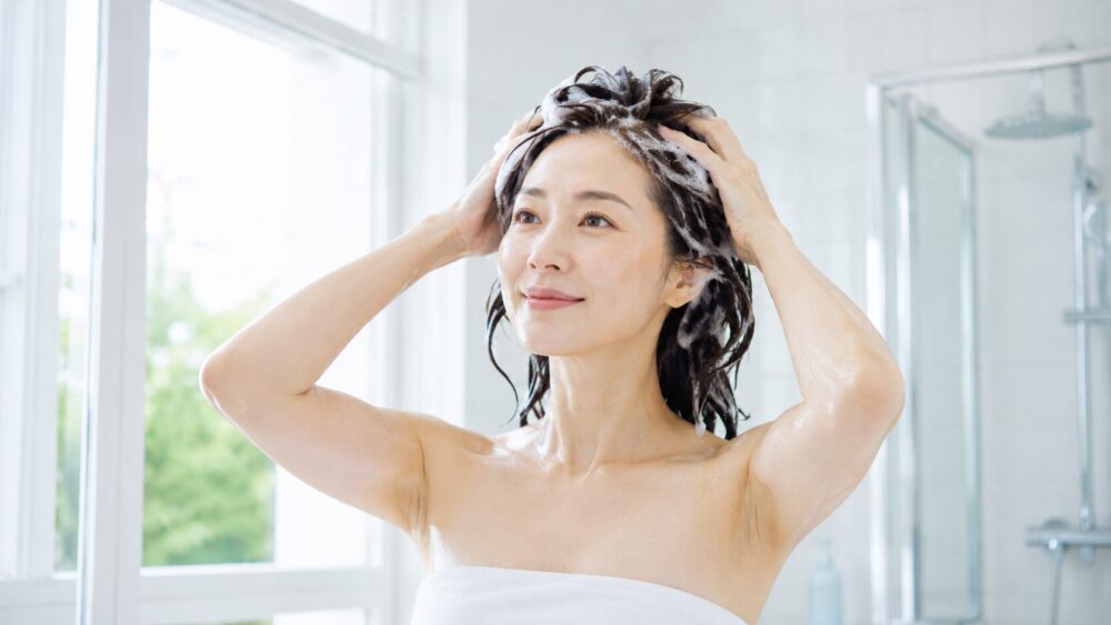指の腹で優しく髪を洗う日本人女性