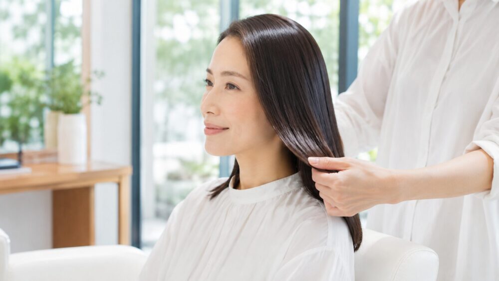 縮毛矯正でツヤのあるストレートヘアになった日本人女性