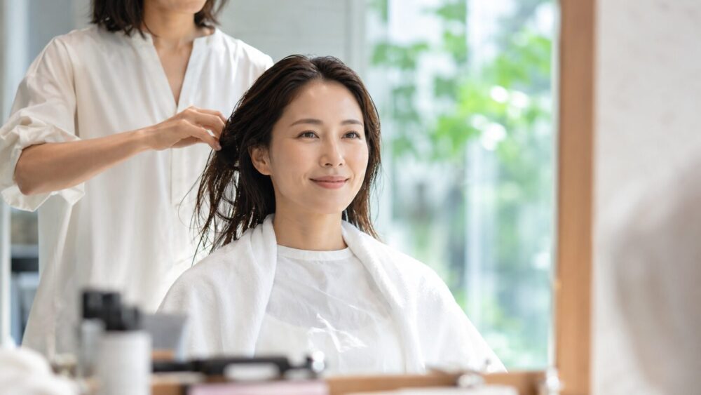 美容室で施術を受ける日本人女性