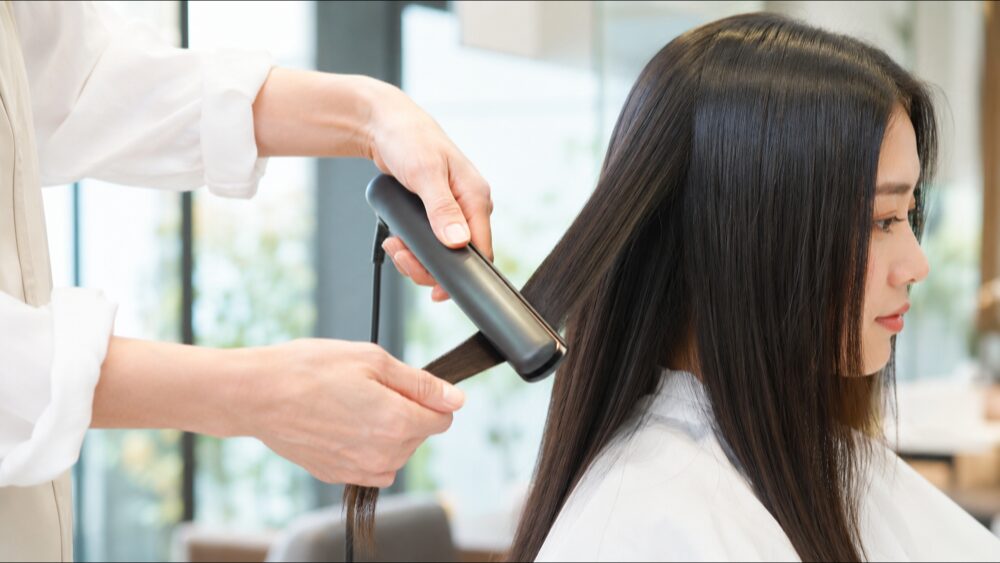 ストレートアイロンでツヤのあるストレートヘアに仕上げる施術