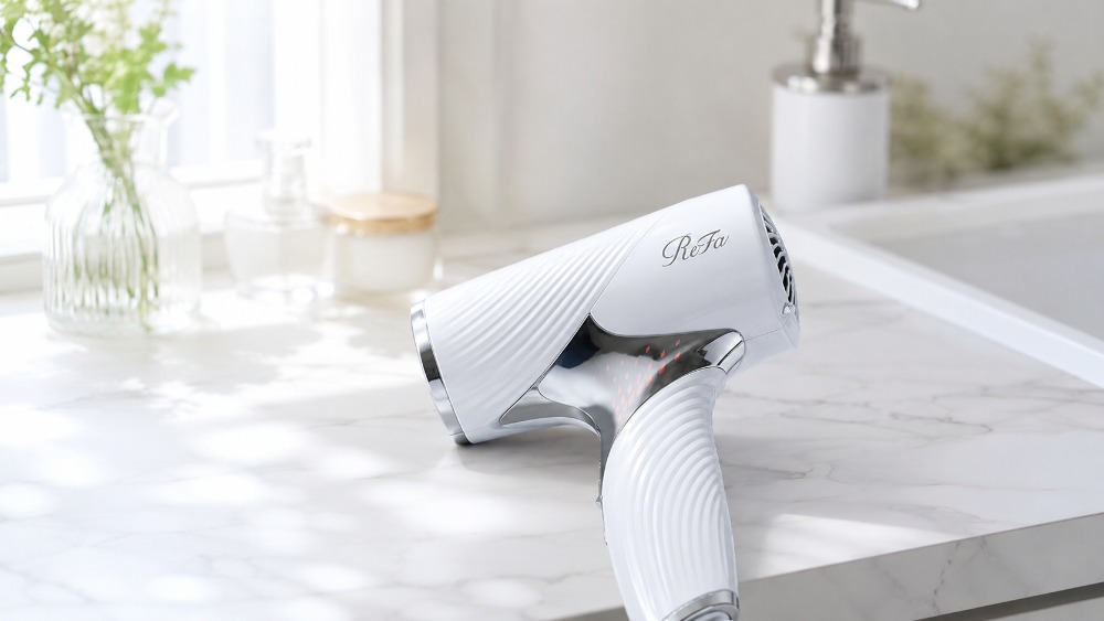 洗面台に置かれたReFa BEAUTECH DRYER SE