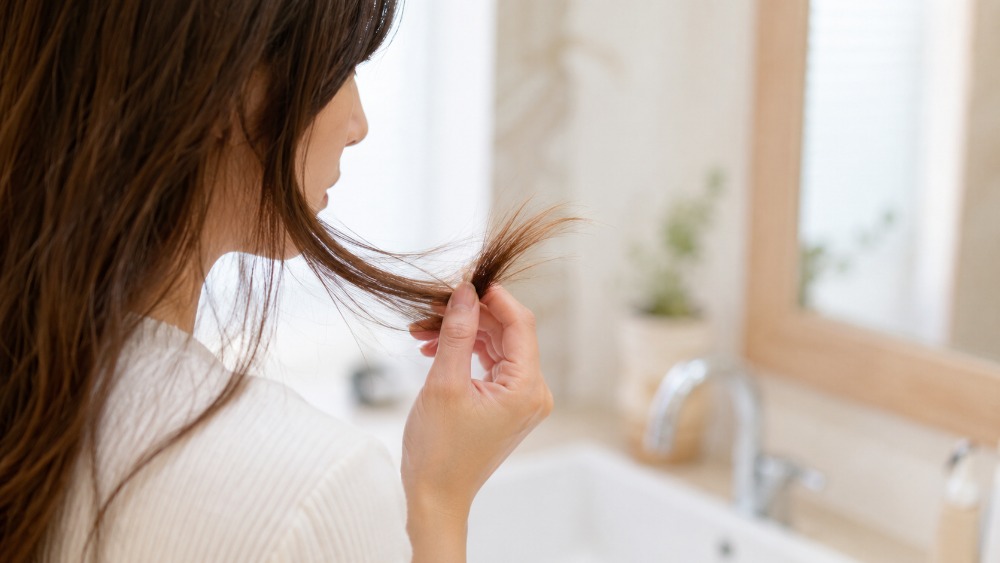 毛先を気にする女性 高温ドライの落とし穴