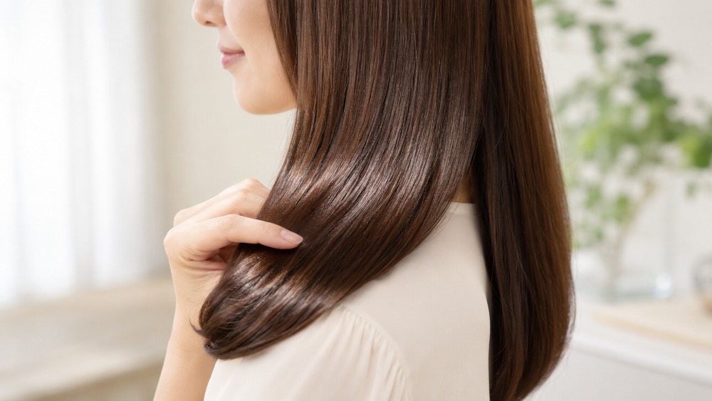 つややかにまとまった髪の女性 口コミ