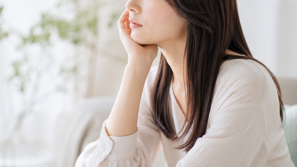 頬に手を添えて考える女性 よくある質問