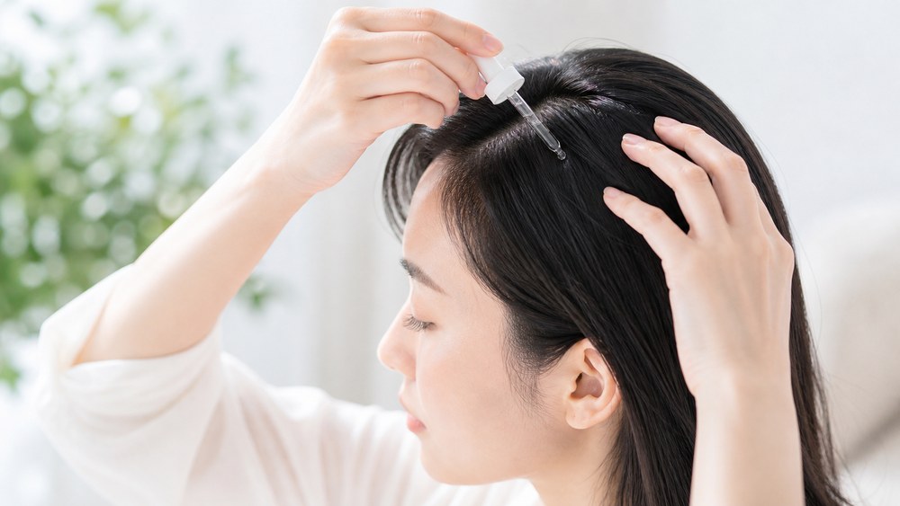 頭皮用美容液トニックでうるおいケアをする様子