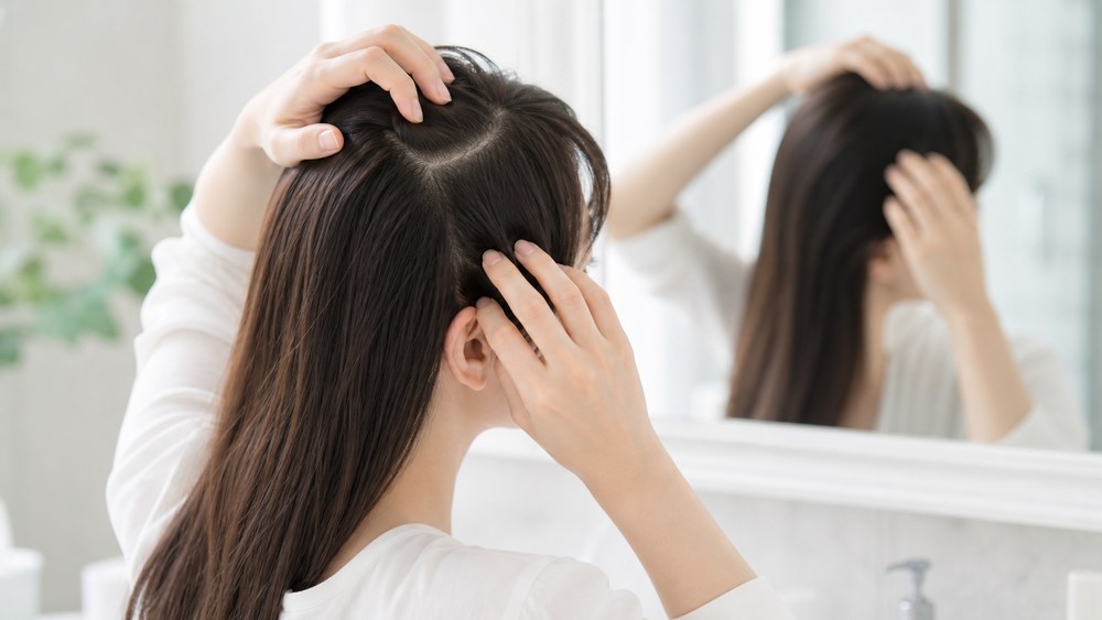分け目を変えて頭皮の日焼けを分散させるヘアケア