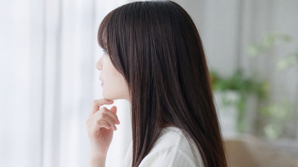 疑問を考える女性のイメージ
