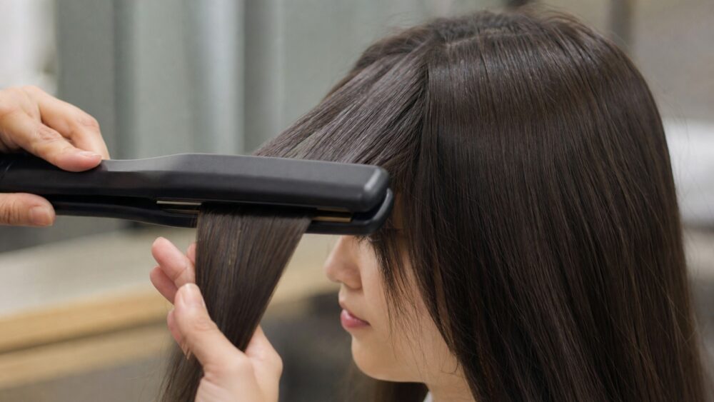 前髪をストレートアイロンで伸ばす施術