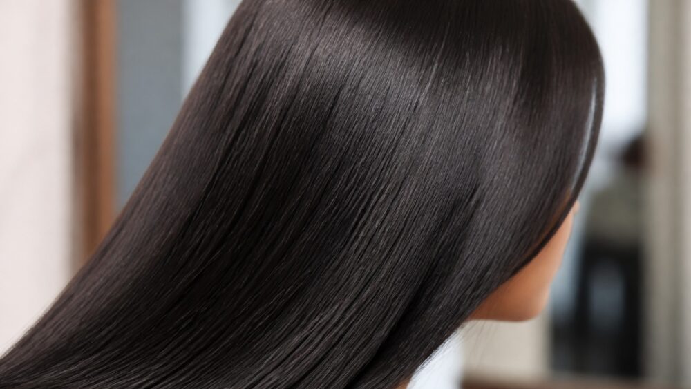 なめらかでつやのあるストレートヘアのアップ