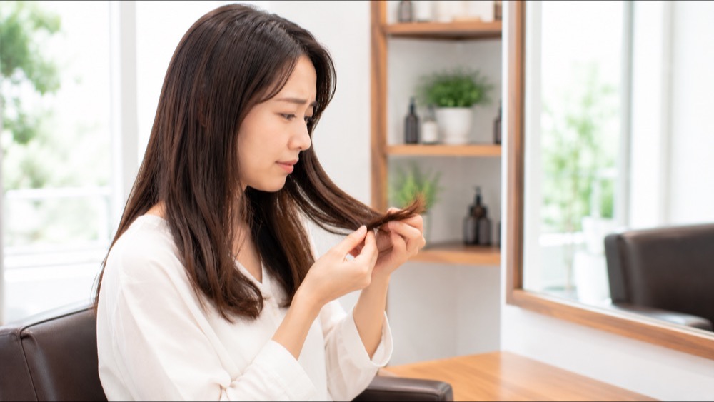 美容師に髪のダメージの悩みを相談する女性