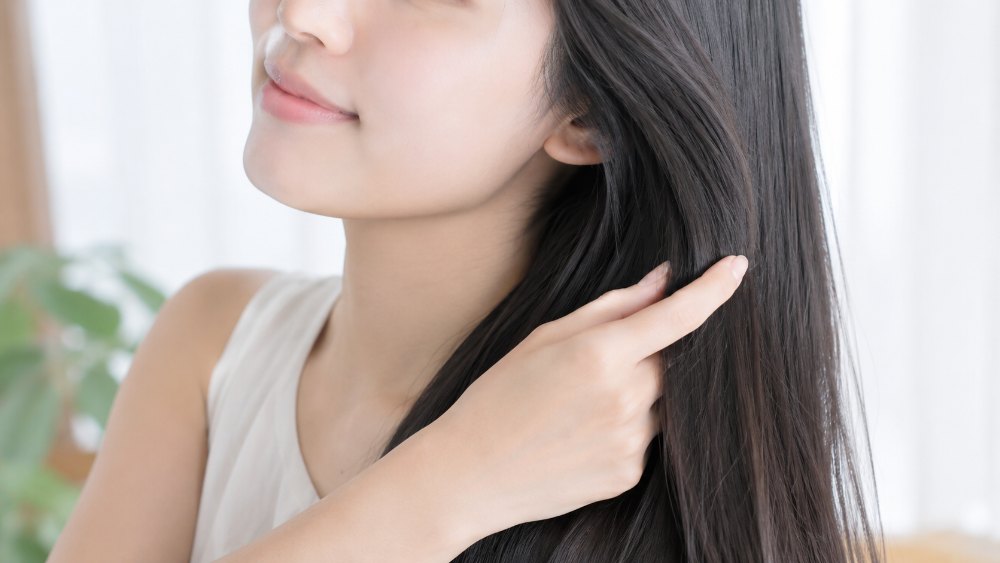 サラサラの髪に触れる女性