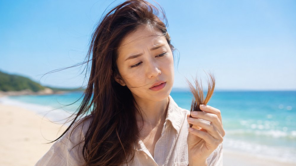 海やプールの強い日差しで乾燥した髪