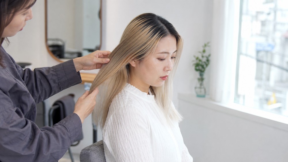 ブリーチ履歴と毛先の状態を確認する美容師