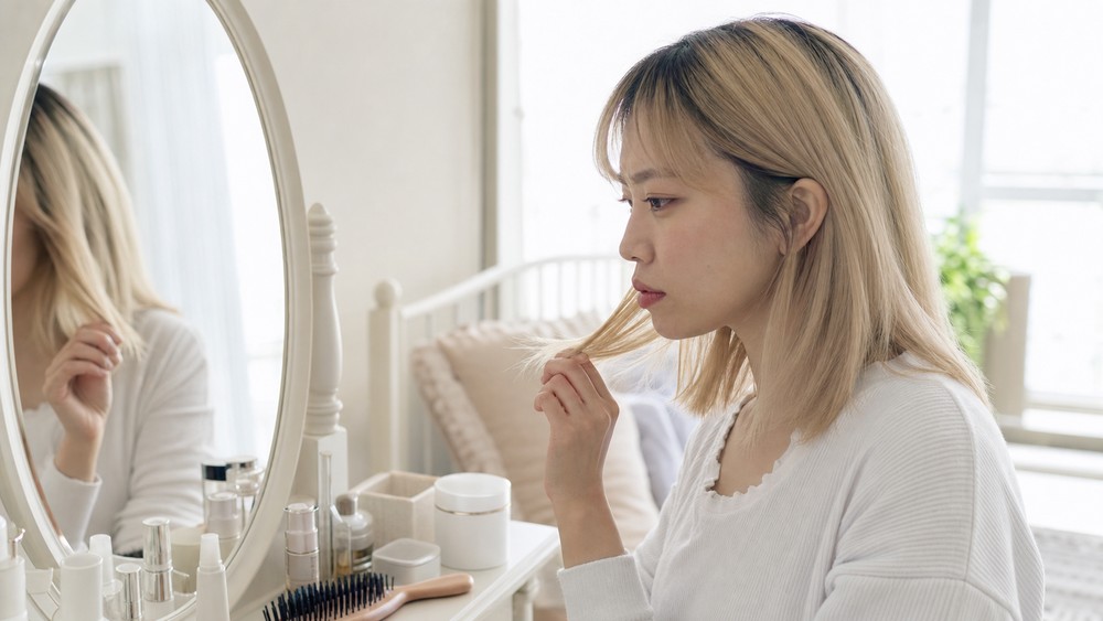 縮毛矯正を見送るサインを毛先で確認する日本人女性