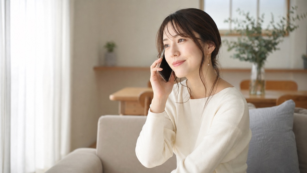 縮毛矯正の失敗を早めに電話連絡する日本人女性