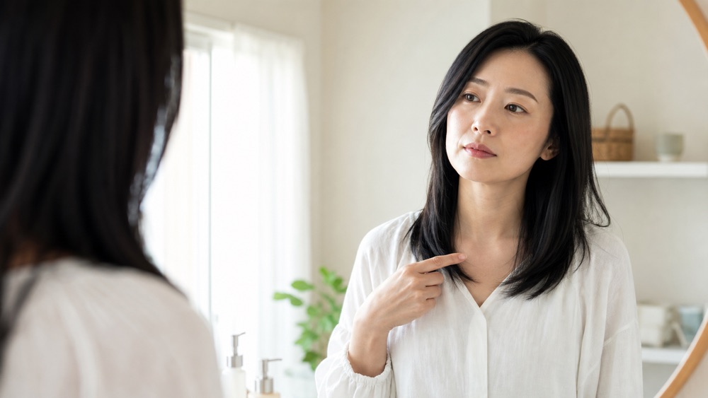 縮毛矯正で気になる箇所を具体的に確認する日本人女性