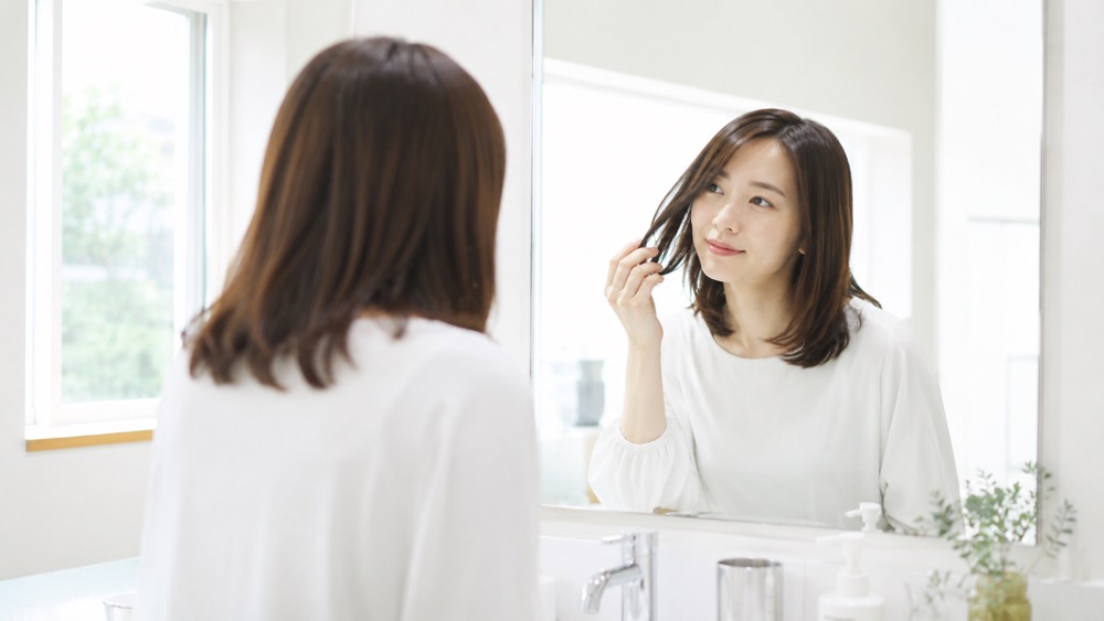 縮毛矯正でまっすぐツヤのある髪に仕上がった女性