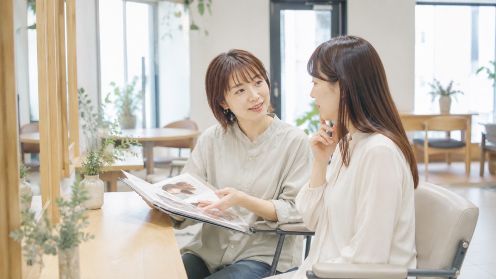 サロンで傷んだ髪をケアしてもらう女性