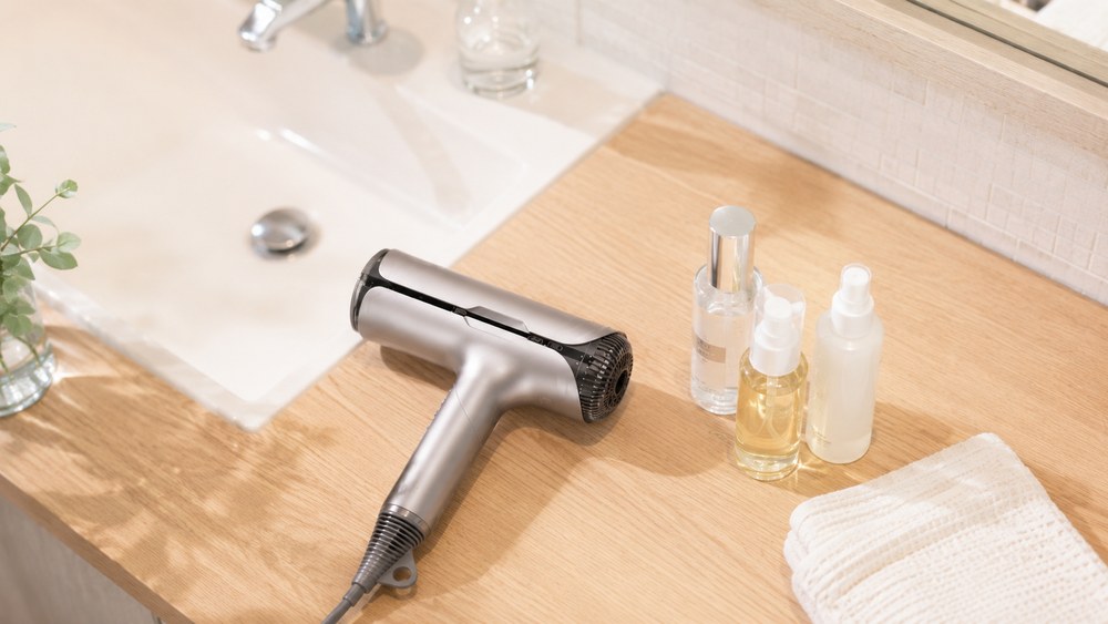 ドライヤーとヘアオイルを並べたヘアケアのイメージ