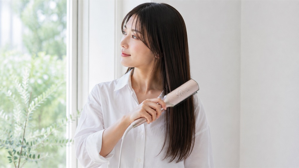 美容師がリファ トリートメントアイロンを実際に使ってレビューしている様子