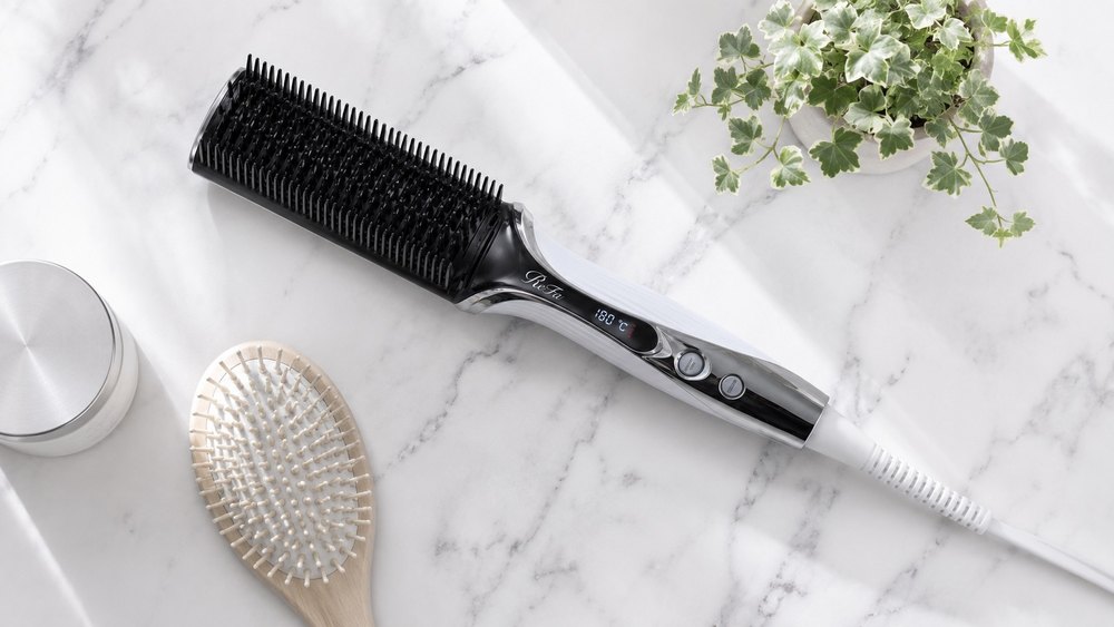 ブラシ型ヘアアイロンを真上から見たフラットレイ