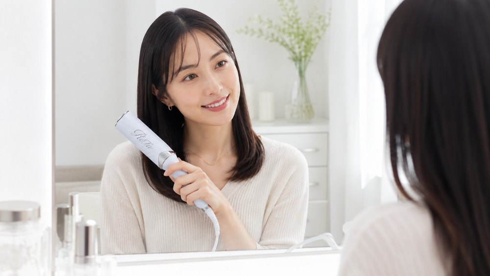 鏡の前で髪を整える女性