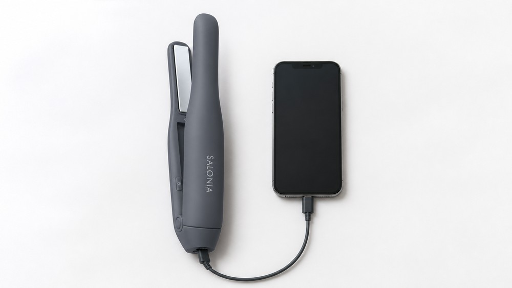 スマートフォンとケーブルでつながれたコードレスヘアアイロン