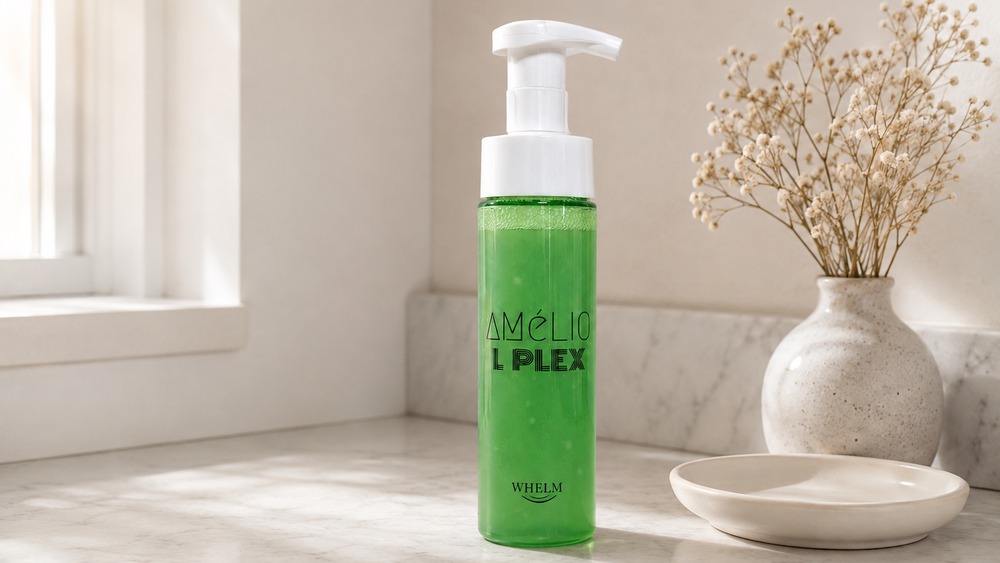 Amélio PLEX Lの価格・容量・香りのイメージ（大理石のバニティに置いたボトル）