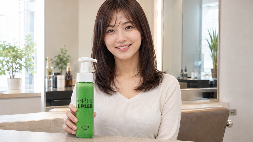 Amélio PLEX Lが選ばれる理由を美容師が解説（サロンでボトルを持つ女性）