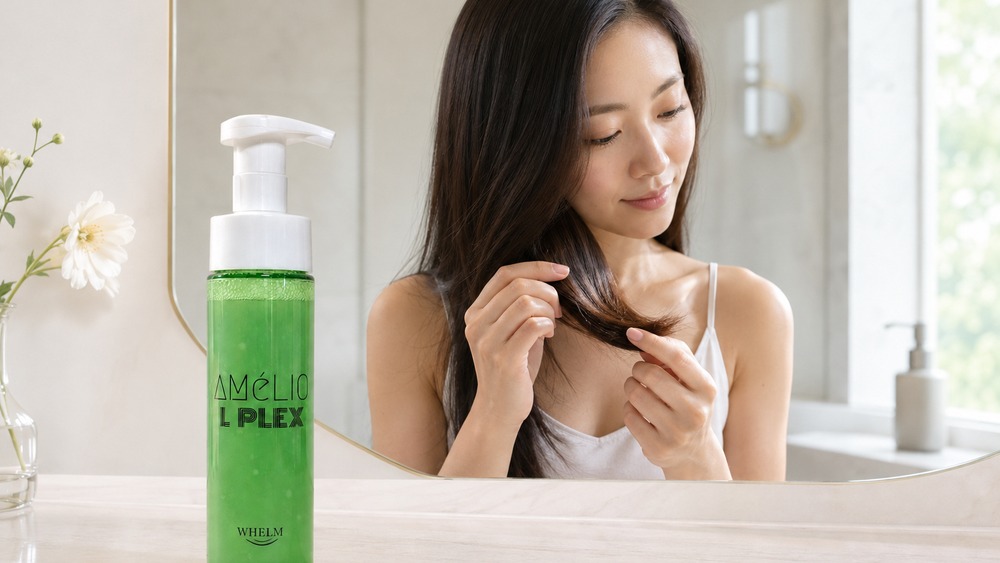 Amélio PLEX Lを使い続けた毛先のツヤを確かめる女性