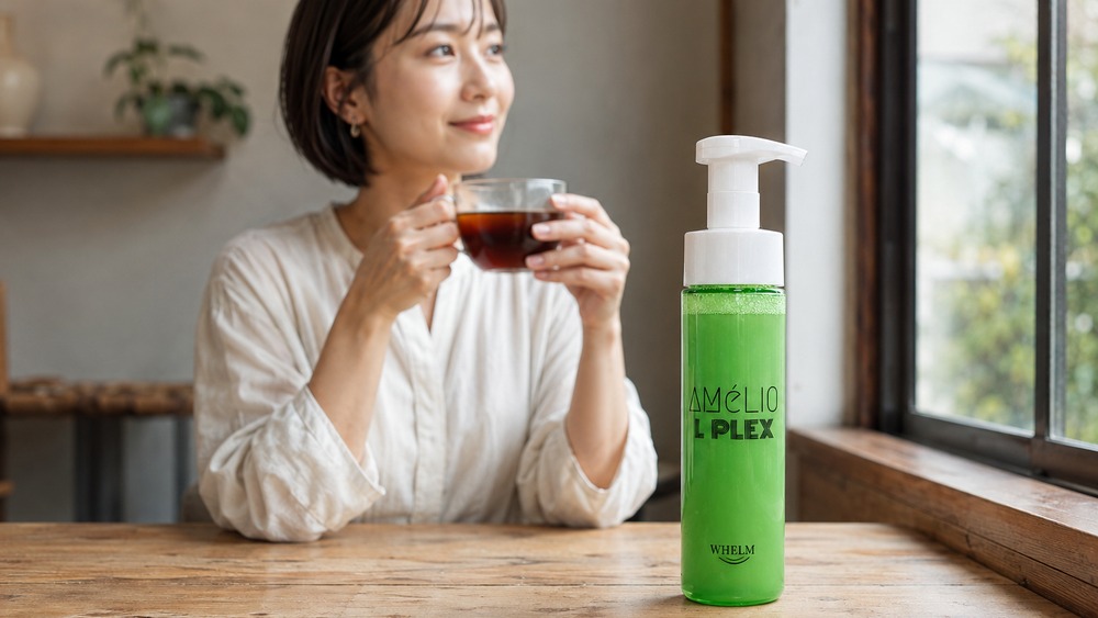 Amélio PLEX Lのよくある質問（紅茶を持つ女性）