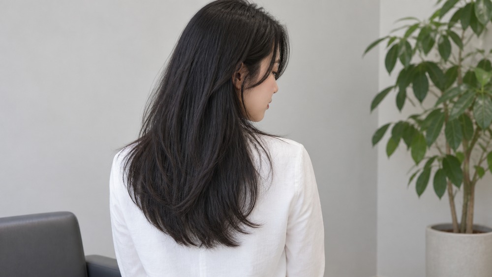 毛先の厚みや軽くしたい場所を考える女性