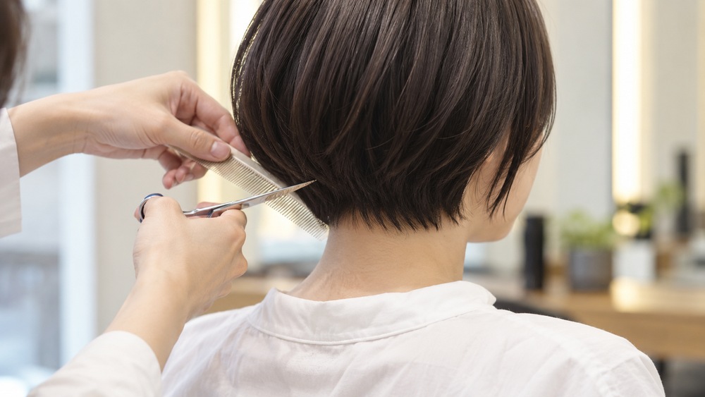 襟足をカットしてショートヘアの丸みを整える様子