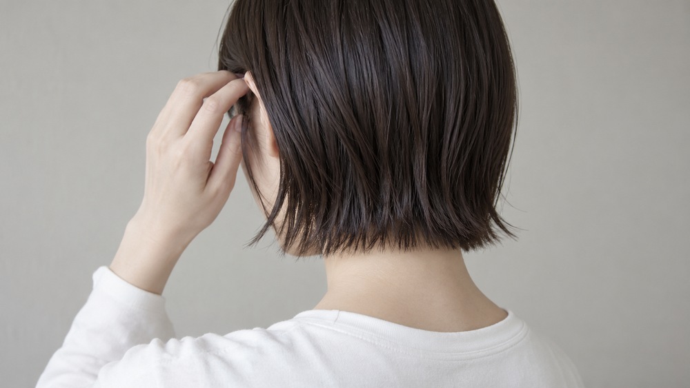 まっすぐな線が目立つショートの襟足
