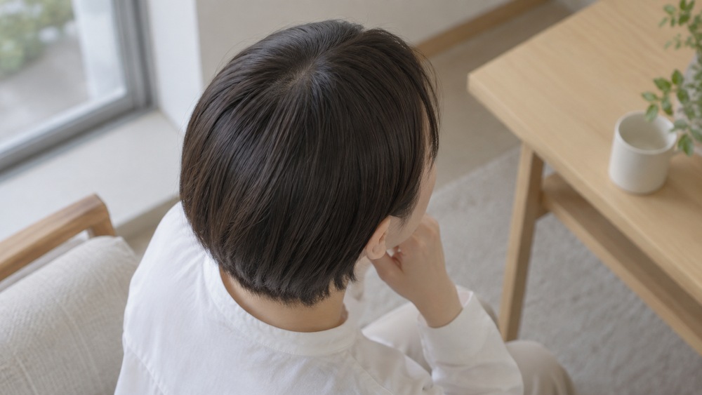 根元が寝てボリュームが少ないショートヘアの頭頂部