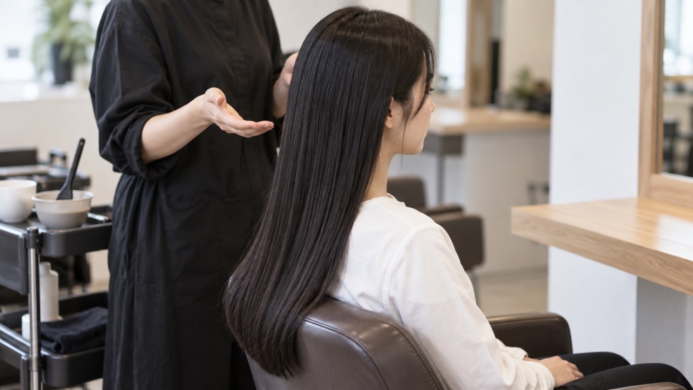 美容師から施術の順番について説明を受ける女性