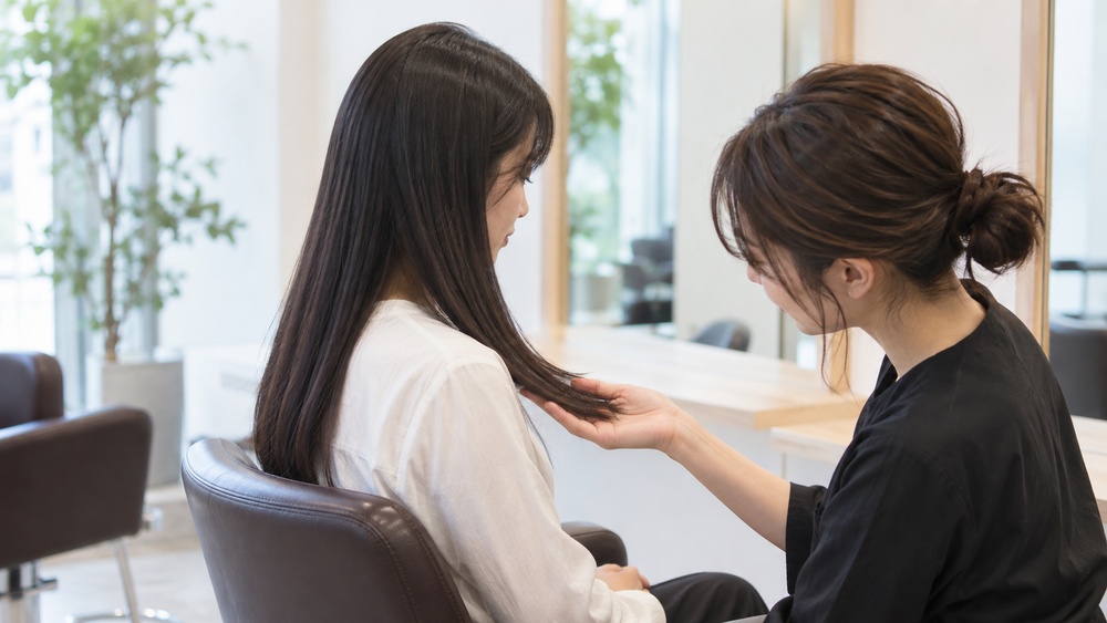 施術前に髪の状態を確かめる信頼できる美容師