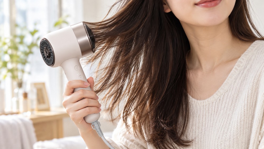 パナソニック ナノケア EH-NB70の風で髪がほぐれながら乾く様子