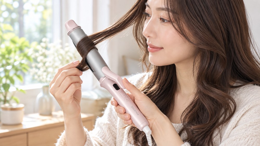 サロニア グロッシーケア カールヘアアイロン38mmで毛先に大きなカールを巻く女性