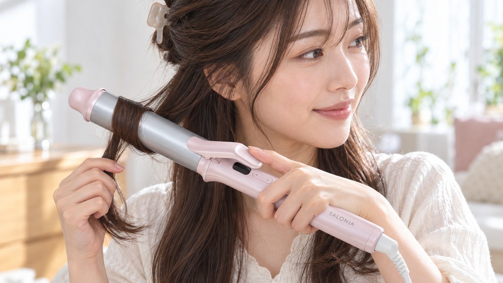 サロニア グロッシーケア カールヘアアイロン38mmで毛束を少量ずつ巻く女性